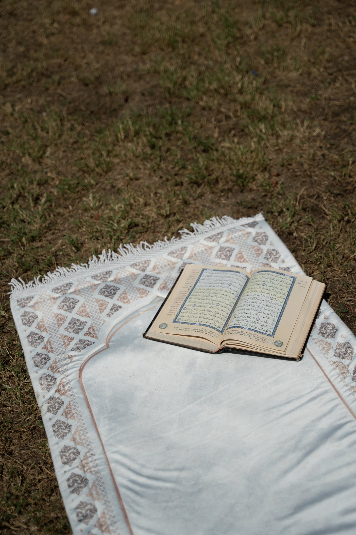 Neutral prayer mat